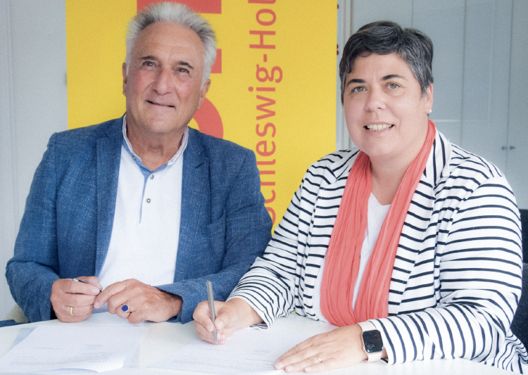 Klaus Kuhn und Jessica Witthaus unterzeichnen die Vertragsverlängerung.