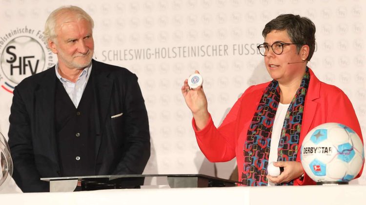 Rudi Völler und Lotto SH Geschäftsführerin Jessica Witthaus bei der Auslosung in Malente